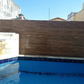 Casa em Itanhaém com 2 quartos garagem p 2 carros, churrasqueira, piscina 200 m da praia